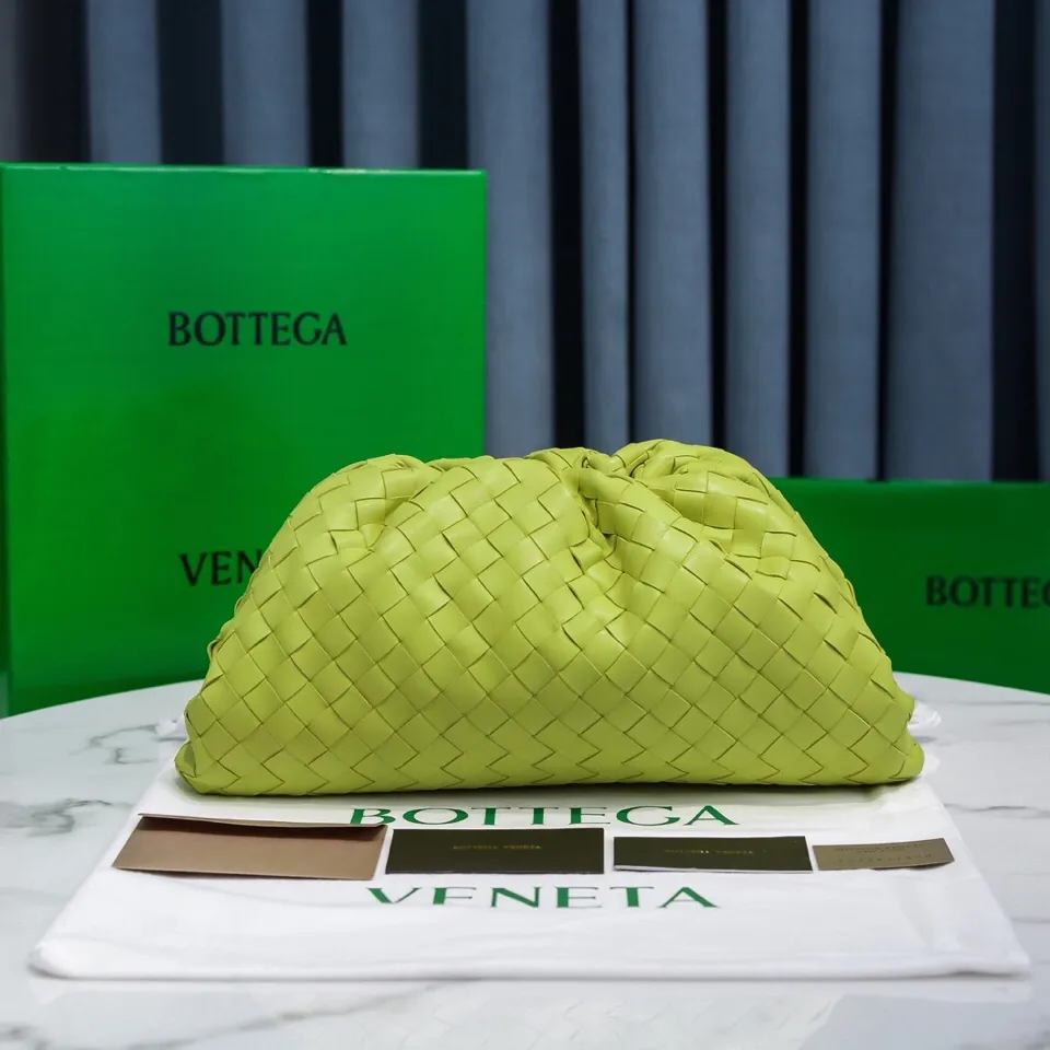 🔥🔥The counterattack of the popular Bottega Veneta started with this series of cloud bags, which went viral in the fashion circle and started a craze! Out of stock, out of stock, out of stock... One piece is hard to find, super hard to buy, regardless of age, season, or occasion. Very classy. Really, if you carry this on the road, it will turn heads! This is also the reason why this series is so expensive. Large size: 38*20*8.5cm [Big clouds and large grid weaving] Kiwi green